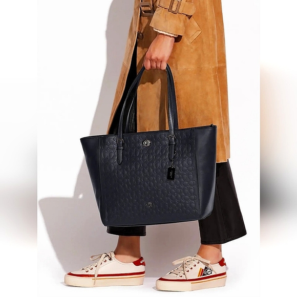 Turnlock Tote In Signature Leather 👜 - Picture 5 of 5